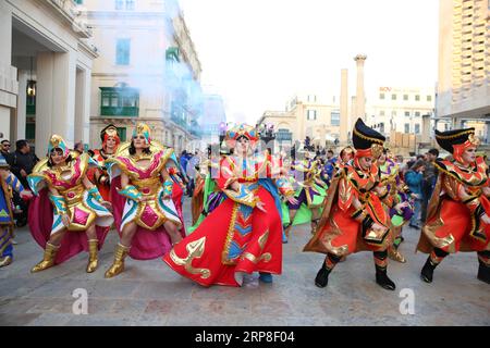 (190303) -- MALTA, 3 marzo 2019 (Xinhua) -- i festaioli in costume danzano durante la sfilata di carnevale a la Valletta, Malta, il 2 marzo 2019. Le celebrazioni del carnevale di Malta 2019 sono iniziate il 1° marzo e dureranno fino al 5 marzo. (Xinhua/Yuan Yun) MALTA-VALLETTA-CARNIVAL PUBLICATIONxNOTxINxCHN Foto Stock