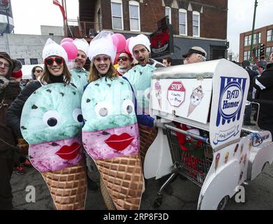 (190303) -- CHICAGO, 3 marzo 2019 -- i partecipanti vestiti in costume sono visti durante il CHIditarod XIV a Chicago, Illinois, Stati Uniti, il 2 marzo 2019. Chicago ospita CHIditarod nel marzo di ogni anno, con l'obiettivo di raccogliere cibo per la popolazione impoverita urbana. ) U.S.-CHICAGO-CHIDITAROD XIV JoelxLerner PUBLICATIONxNOTxINxCHN Foto Stock