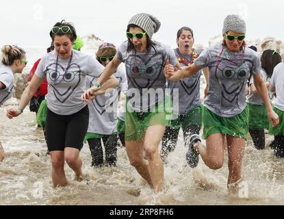 (190303) -- CHICAGO, 3 marzo 2019 -- i partecipanti prendono parte al 19° Chicago Polar Plunge annuale a North Avenue Beach a Chicago, Illinois, Stati Uniti, il 3 marzo 2019. Chicago ha ospitato il 19° Chicago Polar Plunge annuale domenica per raccogliere fondi per gli atleti delle Olimpiadi speciali di Chicago. U.S.-CHICAGO-POLAR PLUNGE-SPECIAL OLYMPICS-DONATION JOELXLERNER PUBLICATIONXNOTXINXCHN Foto Stock