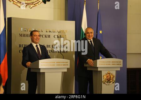 (190305) -- SOFIA, 5 marzo 2019 (Xinhua) -- il primo ministro russo Dmitry Medvedev (L) e il primo ministro bulgaro Boyko Borissov partecipano a una conferenza stampa congiunta a Sofia, capitale della Bulgaria, il 4 marzo 2019. La Bulgaria e la Russia qui lunedì, durante una visita del primo ministro russo Dmitry Medvedev, hanno espresso la loro volontà di sviluppare ulteriormente i legami bilaterali sulla base della tradizionale amicizia e di un'ampia gamma di opportunità. (Xinhua/Zhan Xiaoyi) BULGARIA-SOFIA-RUSSIA-MEDVEDEV-VISIT PUBLICATIONxNOTxINxCHN Foto Stock