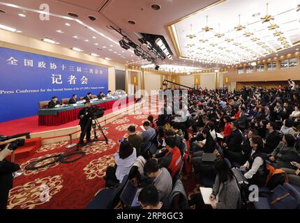 (190305) -- PECHINO, 5 marzo 2019 -- li Wei, Qin Boyong, Chen Yulu, Wang Peian e Liu Bingjiang, membri del 13° Comitato Nazionale della Conferenza consultiva politica del popolo cinese (CPPCC), partecipare a una conferenza stampa sulla vittoria delle tre principali battaglie di prevenzione e di disinnesco dei rischi principali, attuando una riduzione mirata della povertà, e prevenire e controllare l'inquinamento, per la seconda sessione del 13° Comitato Nazionale CPPCC a Pechino, capitale della Cina, 5 marzo 2019. ) (DUE SESSIONI)CINA-PECHINO-CPPCC-CONFERENZA STAMPA (CN) SHENXBOHAN PUBLICATIONXNOTXINXCHN Foto Stock