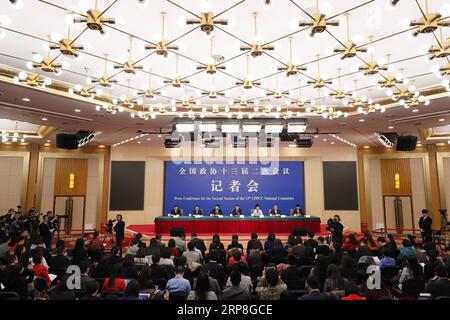 (190305) -- PECHINO, 5 marzo 2019 -- li Wei, Qin Boyong, Chen Yulu, Wang Peian e Liu Bingjiang, membri del 13° Comitato Nazionale della Conferenza consultiva politica del popolo cinese (CPPCC), partecipare a una conferenza stampa sulla vittoria delle tre principali battaglie di prevenzione e di disinnesco dei rischi principali, attuando una riduzione mirata della povertà, e prevenire e controllare l'inquinamento, per la seconda sessione del 13° Comitato Nazionale CPPCC a Pechino, capitale della Cina, 5 marzo 2019. ) (DUE SESSIONI)CINA-PECHINO-CPPCC-CONFERENZA STAMPA (CN) SHENXBOHAN PUBLICATIONXNOTXINXCHN Foto Stock