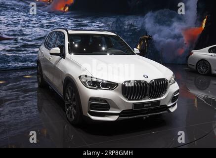 (190305) -- GINEVRA, 5 marzo 2019 (Xinhua) -- la foto scattata il 5 marzo 2019 mostra la nuova BMW X5 xDrive45e al 89° Salone Internazionale dell'automobile di Ginevra, in Svizzera. Il Motor Show sarà aperto al pubblico dal 7 al 17 marzo. (Xinhua/Xu Jinquan) SVIZZERA-GINEVRA-SALONE INTERNAZIONALE DELL'AUTOMOBILE PUBLICATIONxNOTxINxCHN Foto Stock