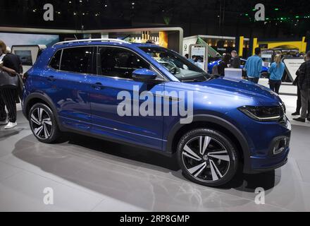 (190305) -- GINEVRA, 5 marzo 2019 (Xinhua) -- la foto scattata il 5 marzo 2019 mostra la nuova Volkswagen T-Roc R al 89° Salone Internazionale dell'automobile di Ginevra, in Svizzera. Il Motor Show sarà aperto al pubblico dal 7 al 17 marzo. (Xinhua/Xu Jinquan) SVIZZERA-GINEVRA-SALONE INTERNAZIONALE DELL'AUTOMOBILE PUBLICATIONxNOTxINxCHN Foto Stock