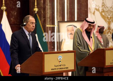 (190306) -- KUWAIT CITY, 6 marzo 2019 -- il ministro degli Esteri russo Sergey Lavrov (L) e il vice primo ministro e ministro degli Esteri kuwaitiano Sabah Khaled al-Hamad al-Sabah partecipano a una conferenza stampa a Kuwait City, capitale del Kuwait, il 6 marzo 2019. La Russia sostiene tutti gli sforzi del Kuwait e accoglie con favore i mezzi per preservare l'unità del Consiglio di cooperazione del Golfo (CCG), ha detto Sergey Lavrov mercoledì. ) KUWAIT-KUWAIT CITY-RUSSIA-FM-CONFERENZA STAMPA JOSEPHXSHAGRA PUBLICATIONXNOTXINXCHN Foto Stock