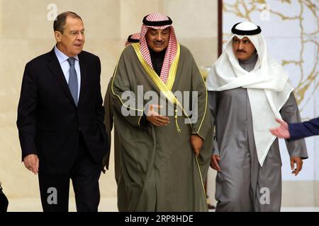 (190306) -- KUWAIT CITY, 6 marzo 2019 -- il ministro degli Esteri russo Sergey Lavrov (L) e il vice primo ministro e ministro degli Esteri kuwaitiano Sabah Khaled al-Hamad al-Sabah (C) si recano a piedi per partecipare a una conferenza stampa nella città del Kuwait, capitale del Kuwait, il 6 marzo 2019. La Russia sostiene tutti gli sforzi del Kuwait e accoglie con favore i mezzi per preservare l'unità del Consiglio di cooperazione del Golfo (CCG), ha detto Sergey Lavrov mercoledì. ) KUWAIT-KUWAIT CITY-RUSSIA-FM-CONFERENZA STAMPA JOSEPHXSHAGRA PUBLICATIONXNOTXINXCHN Foto Stock