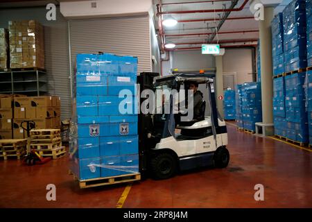 (190307) -- SHOHAM (ISRAELE), 7 marzo 2019 -- Un lavoratore prepara materiali per le elezioni israeliane nel Centro logistico del Comitato elettorale centrale israeliano a Shoham, Israele, il 7 marzo 2019. Le elezioni israeliane erano previste per il 9 aprile. ) ISRAEL-SHOHAM-PREPARAZIONE ALLE ELEZIONI GilxCohenxMagen PUBLICATIONxNOTxINxCHN Foto Stock