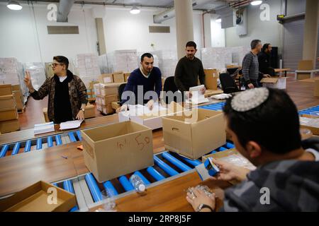 (190307) -- SHOHAM (ISRAELE), 7 marzo 2019 -- i lavoratori preparano materiali per le elezioni israeliane nel Centro logistico del Comitato elettorale centrale israeliano a Shoham, Israele, il 7 marzo 2019. Le elezioni israeliane erano previste per il 9 aprile. ) ISRAEL-SHOHAM-PREPARAZIONE ALLE ELEZIONI GilxCohenxMagen PUBLICATIONxNOTxINxCHN Foto Stock