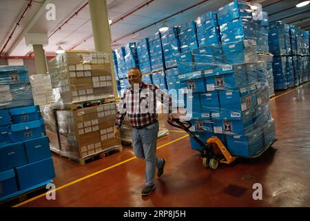 (190307) -- SHOHAM (ISRAELE), 7 marzo 2019 -- Un lavoratore prepara materiali per le elezioni israeliane nel Centro logistico del Comitato elettorale centrale israeliano a Shoham, Israele, il 7 marzo 2019. Le elezioni israeliane erano previste per il 9 aprile. ) ISRAEL-SHOHAM-PREPARAZIONE ALLE ELEZIONI GilxCohenxMagen PUBLICATIONxNOTxINxCHN Foto Stock