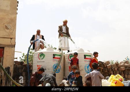 (190307) -- SANAA, 7 marzo 2019 -- i bambini yemeniti aspettano di riempire i loro contenitori di plastica con acqua potabile proveniente da un serbatoio di acqua di beneficenza durante la crisi idrica in corso a Sanaa, Yemen, il 7 marzo 2019. Lo Yemen ha sofferto di una grave crisi idrica dopo quattro anni di guerra civile mortale. Secondo le Nazioni Unite, oltre 18 milioni di yemeniti attualmente non hanno accesso all'acqua potabile pulita. ) YEMEN-SANAA-ACQUA POTABILE-CRISI Mohamedxal-Azaki PUBLICATIONxNOTxINxCHN Foto Stock