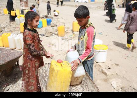 (190307) -- SANAA, 7 marzo 2019 -- i bambini yemeniti aspettano di riempire i loro contenitori di plastica con acqua potabile proveniente da un serbatoio di acqua di beneficenza durante la crisi idrica in corso a Sanaa, Yemen, il 7 marzo 2019. Lo Yemen ha sofferto di una grave crisi idrica dopo quattro anni di guerra civile mortale. Secondo le Nazioni Unite, oltre 18 milioni di yemeniti attualmente non hanno accesso all'acqua potabile pulita. ) YEMEN-SANAA-ACQUA POTABILE-CRISI Mohamedxal-Azaki PUBLICATIONxNOTxINxCHN Foto Stock