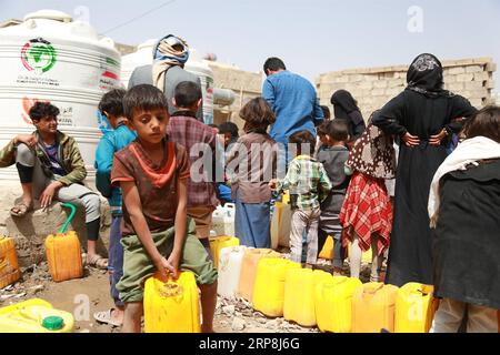 190307 -- SANAA, 7 marzo 2019 -- Un ragazzo yemenita porta un contenitore di plastica riempito di acqua potabile da un serbatoio d'acqua donato nella crisi idrica in corso a Sanaa, Yemen, il 7 marzo 2019. Lo Yemen ha sofferto di una grave crisi idrica dopo quattro anni di guerra civile mortale. Secondo le Nazioni Unite, oltre 18 milioni di yemeniti attualmente non hanno accesso all'acqua potabile pulita. YEMEN-SANAA-ACQUA POTABILE-CRISI Mohamedxal-Azaki PUBLICATIONxNOTxINxCHN Foto Stock