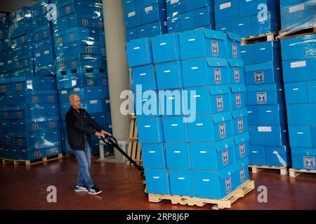 (190307) -- SHOHAM (ISRAELE), 7 marzo 2019 -- Un lavoratore prepara materiali per le elezioni israeliane nel Centro logistico del Comitato elettorale centrale israeliano a Shoham, Israele, il 7 marzo 2019. Le elezioni israeliane erano previste per il 9 aprile. ) ISRAEL-SHOHAM-PREPARAZIONE ALLE ELEZIONI GilxCohenxMagen PUBLICATIONxNOTxINxCHN Foto Stock