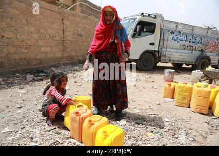 (190307) -- SANAA, 7 marzo 2019 -- Una donna yemenita e sua nipote aspettano di riempire i loro contenitori di plastica con acqua potabile proveniente da un serbatoio di acqua di beneficenza durante la crisi idrica in corso a Sanaa, Yemen, il 7 marzo 2019. Lo Yemen ha sofferto di una grave crisi idrica dopo quattro anni di guerra civile mortale. Secondo le Nazioni Unite, oltre 18 milioni di yemeniti attualmente non hanno accesso all'acqua potabile pulita. ) YEMEN-SANAA-ACQUA POTABILE-CRISI Mohamedxal-Azaki PUBLICATIONxNOTxINxCHN Foto Stock