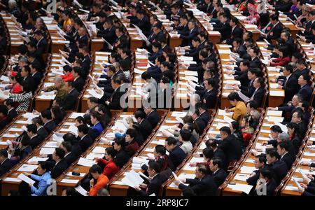 (190308) -- PECHINO, 8 marzo 2019 -- i deputati al 13° Congresso Nazionale del popolo (NPC) partecipano alla seconda riunione plenaria della seconda sessione del 13° NPC presso la sala grande del popolo di Pechino, capitale della Cina, 8 marzo 2019. ) (DUE SESSIONI)CINA-PECHINO-NPC-SECONDA RIUNIONE PLENARIA (CN) DINGXLIN PUBLICATIONXNOTXINXCHN Foto Stock