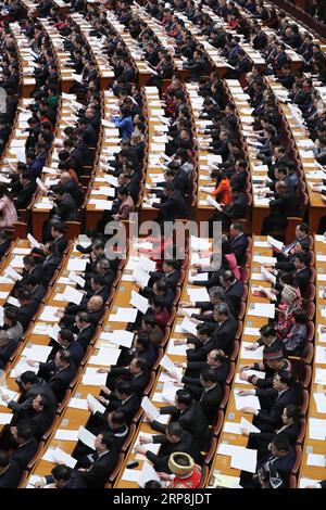 (190308) -- PECHINO, 8 marzo 2019 -- i deputati al 13° Congresso Nazionale del popolo (NPC) partecipano alla seconda riunione plenaria della seconda sessione del 13° NPC presso la sala grande del popolo di Pechino, capitale della Cina, 8 marzo 2019. ) (DUE SESSIONI)CINA-PECHINO-NPC-SECONDA RIUNIONE PLENARIA (CN) DINGXLIN PUBLICATIONXNOTXINXCHN Foto Stock