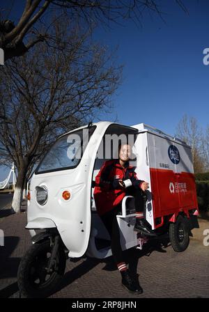 (190308) - PECHINO, 8 marzo 2019 - la donna della consegna Gao Jing posa per una foto su un triciclo nel distretto di Shunyi a Pechino, capitale della Cina, il 5 marzo 2019. Gao Jing è una donna che lavora vicino alla zona economica dell'aeroporto nel distretto di Shunyi a Pechino. Il suo lavoro consiste nel ritirare i pacchi dai clienti entro 2 ore dalla ricezione degli ordini di consegna al telefono. I suoi servizi di alta qualità conquistano la fiducia di molti clienti e più di 100 pacchi possono essere prelevati in un giorno al massimo. Ora Gao guadagna più di 10.000 yuan al mese (circa 1.488 dollari USA) e ha intenzione di risparmiare denaro per comprare un Foto Stock