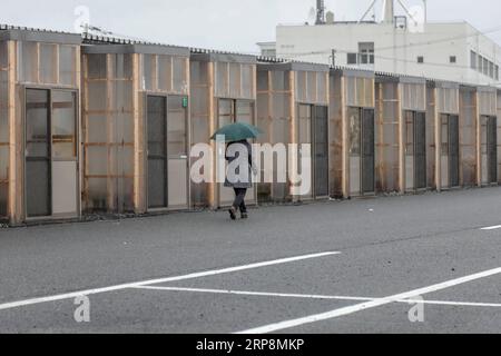 (190311) - MIYAGI, 11 marzo 2019 (Xinhua) - Un cittadino cammina davanti a un rifugio tempotrario costruito dopo il terremoto e lo tsunami del 2011 nella città di Ishinomaki della prefettura di Miyagi, Giappone, 11 marzo 2019. Lunedì si sono tenute cerimonie in tutto il Giappone per celebrare l'ottavo anniversario di un potente tsunami innescato dal terremoto, che ha cancellato aree della costa nord-orientale della nazione e innescato la peggiore crisi nucleare dal disastro di Chernobyl del 1986. (Xinhua/ma Caoran) GIAPPONE-DISASTRO-TERREMOTO-ottavo ANNIVERSARIO PUBLICATIONxNOTxINxCHN Foto Stock