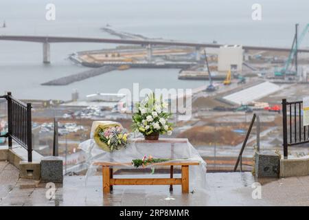 (190311) -- MIYAGI, 11 marzo 2019 (Xinhua) -- foto scattata l'11 marzo 2019 mostra i fiori con cui i cittadini piangono per le vittime del terremoto e dello tsunami del 2011 nella città di Ishinomaki della prefettura di Miyagi, Giappone. Lunedì si sono tenute cerimonie in tutto il Giappone per celebrare l'ottavo anniversario di un potente tsunami innescato dal terremoto, che ha cancellato aree della costa nord-orientale della nazione e innescato la peggiore crisi nucleare dal disastro di Chernobyl del 1986. (Xinhua/ma Caoran) GIAPPONE-DISASTRO-TERREMOTO-ottavo ANNIVERSARIO PUBLICATIONxNOTxINxCHN Foto Stock