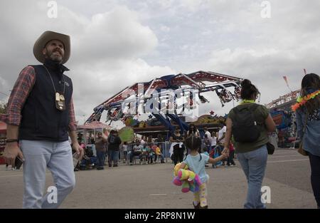 (190312) -- HOUSTON, 12 marzo 2019 -- le persone si divertono al carnevale durante lo Houston Livestock Show and Rodeo a Houston, Texas, Stati Uniti, l'11 marzo 2019. Molti genitori hanno portato i loro figli all'evento lunedì, il primo giorno delle vacanze primaverili. L'annuale Houston Livestock Show and Rodeo, che ha avuto inizio il 25 febbraio di quest'anno, si terrà fino al 17 marzo. ) U.S.-HOUSTON-LIVESTOCK SHOW E RODEO Yi-ChinxLee PUBLICATIONxNOTxINxCHN Foto Stock