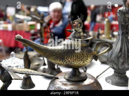 (190312) -- ISTANBUL, 12 marzo 2019 (Xinhua) -- gli oggetti d'antiquariato sono visibili durante il Festival dell'antiquariato e della Nostalgia al Museo Navale di Istanbul, in Turchia, il 12 marzo 2019. Il Festival dell'antiquariato e della Nostalgia, iniziato il 9 marzo e durato fino al 17 marzo, riunisce 25 antiquari. (Xinhua/Xu Suhui) TURCHIA-ISTANBUL-ANCIENT AND NOSTALGIA FESTIVAL PUBLICATIONxNOTxINxCHN Foto Stock