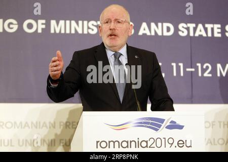 (190313) -- BUCAREST, 13 marzo 2019 -- il primo vicepresidente della Commissione europea Frans Timmermans interviene durante una conferenza stampa a Bucarest, in Romania, il 12 marzo 2019. Il futuro quadro finanziario pluriennale dell'Unione europea (UE) deve rispondere sia alle priorità dell'UE sia alle nuove sfide inaspettate, ha affermato martedì Timmermans. ) ROMANIA-BUCAREST-EU-BUDGET CristianxCristel PUBLICATIONxNOTxINxCHN Foto Stock