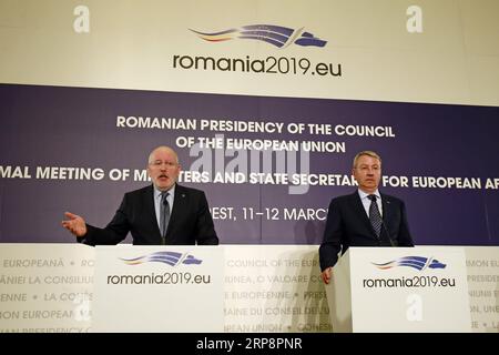 (190313) -- BUCAREST, 13 marzo 2019 -- il primo vicepresidente della Commissione europea Frans Timmermans (L) partecipa a una conferenza stampa congiunta con il ministro rumeno per gli affari europei George Ciamba a Bucarest, Romania, 12 marzo 2019. Il futuro quadro finanziario pluriennale dell'Unione europea (UE) deve rispondere sia alle priorità dell'UE sia alle nuove sfide inaspettate, ha affermato martedì Timmermans. ) ROMANIA-BUCAREST-EU-BUDGET CristianxCristel PUBLICATIONxNOTxINxCHN Foto Stock