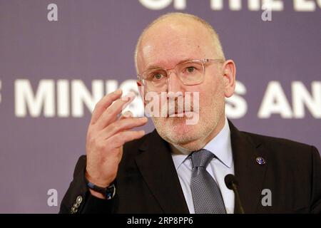 (190313) -- BUCAREST, 13 marzo 2019 -- il primo vicepresidente della Commissione europea Frans Timmermans interviene durante una conferenza stampa a Bucarest, in Romania, il 12 marzo 2019. Il futuro quadro finanziario pluriennale dell'Unione europea (UE) deve rispondere sia alle priorità dell'UE sia alle nuove sfide inaspettate, ha affermato martedì Timmermans. ) ROMANIA-BUCAREST-EU-BUDGET CristianxCristel PUBLICATIONxNOTxINxCHN Foto Stock