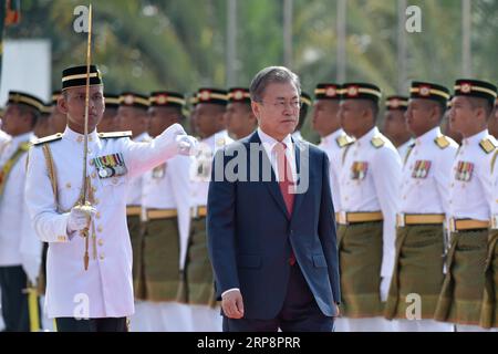 (190313) -- KUALA LUMPUR, 13 marzo 2019 -- il presidente sudcoreano Moon Jae-in ispeziona la guardia d'onore durante una cerimonia di benvenuto a Kuala Lumpur, Malesia, il 13 marzo 2019. Moon e' in visita di stato di tre giorni in Malesia. ) MALAYSIA-COREA DEL SUD-MOON JAE-IN-VISIT CHONGXVOONXCHUNG PUBLICATIONXNOTXINXCHN Foto Stock