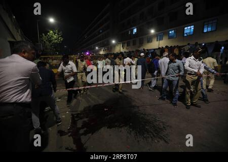 (190314) -- MUMBAI, 14 marzo 2019 () -- le persone si riuniscono vicino al sito in cui un ponte pedonale è crollato all'esterno della stazione ferroviaria Chhatrapati Shivaji Maharaj Terminus (CSMT) a Mumbai, India, il 14 marzo 2019. Almeno cinque persone sono state uccise e più di 30 altre ferite giovedì sera dopo il crollo di una passerella a Mumbai, ha detto la polizia. () INDIA-MUMBAI-FOOTBRIDGE-COLLAPSE Xinhua PUBLICATIONxNOTxINxCHN Foto Stock