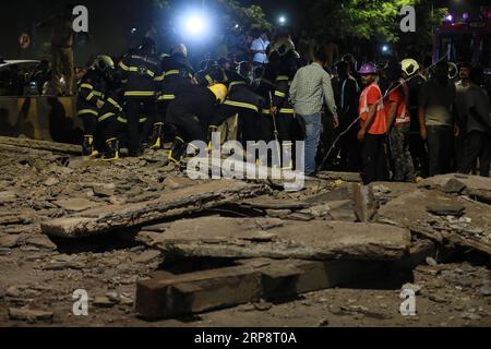 (190314) -- MUMBAI, 14 marzo 2019 () -- gli ufficiali dei vigili del fuoco liberano detriti dopo che una passerella è crollata fuori dalla stazione ferroviaria Chhatrapati Shivaji Maharaj Terminus (CSMT) a Mumbai, India, il 14 marzo 2019. Almeno cinque persone sono state uccise e più di 30 altre ferite giovedì sera dopo il crollo di una passerella a Mumbai, ha detto la polizia. () INDIA-MUMBAI-FOOTBRIDGE-COLLAPSE Xinhua PUBLICATIONxNOTxINxCHN Foto Stock