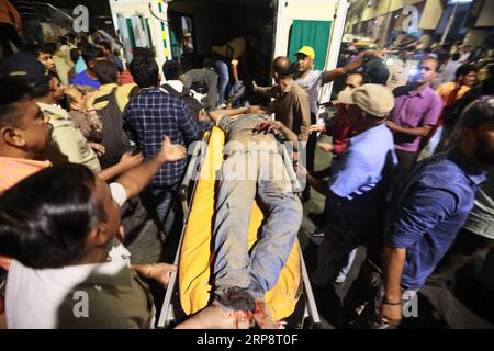 (190314) -- MUMBAI, 14 marzo 2019 () -- un uomo ferito viene trasferito su un'ambulanza dopo che una passerella è crollata fuori dalla stazione ferroviaria Chhatrapati Shivaji Maharaj Terminus (CSMT) a Mumbai, India, il 14 marzo 2019. Almeno cinque persone sono state uccise e più di 30 altre ferite giovedì sera dopo il crollo di una passerella a Mumbai, ha detto la polizia. () INDIA-MUMBAI-FOOTBRIDGE-COLLAPSE Xinhua PUBLICATIONxNOTxINxCHN Foto Stock