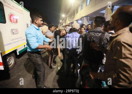 (190314) -- MUMBAI, 14 marzo 2019 () -- una persona ferita viene trasferita in ambulanza dopo che una passerella è crollata fuori dalla stazione ferroviaria Chhatrapati Shivaji Maharaj Terminus (CSMT) a Mumbai, India, il 14 marzo 2019. Almeno cinque persone sono state uccise e più di 30 altre ferite giovedì sera dopo il crollo di una passerella a Mumbai, ha detto la polizia. () INDIA-MUMBAI-FOOTBRIDGE-COLLAPSE Xinhua PUBLICATIONxNOTxINxCHN Foto Stock