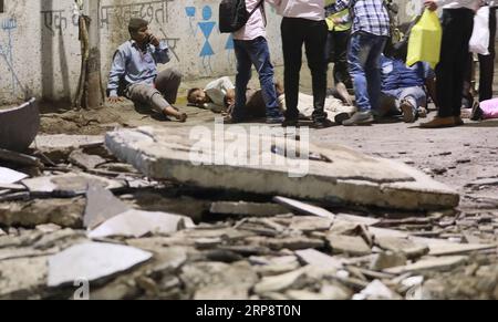 News Bilder des Tages (190314) -- MUMBAI, 14 marzo 2019 () -- le persone ferite vengono salvate in un luogo dopo il crollo di una passerella fuori dalla stazione ferroviaria Chhatrapati Shivaji Maharaj Terminus (CSMT) a Mumbai, India, il 14 marzo 2019. Almeno cinque persone sono state uccise e più di 30 altre ferite giovedì sera dopo il crollo di una passerella a Mumbai, ha detto la polizia. () INDIA-MUMBAI-FOOTBRIDGE-COLLAPSE Xinhua PUBLICATIONxNOTxINxCHN Foto Stock