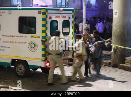 (190314) -- MUMBAI, 14 marzo 2019 () -- una persona ferita viene trasferita in ambulanza dopo che una passerella è crollata fuori dalla stazione ferroviaria Chhatrapati Shivaji Maharaj Terminus (CSMT) a Mumbai, India, il 14 marzo 2019. Almeno cinque persone sono state uccise e più di 30 altre ferite giovedì sera dopo il crollo di una passerella a Mumbai, ha detto la polizia. () INDIA-MUMBAI-FOOTBRIDGE-COLLAPSE Xinhua PUBLICATIONxNOTxINxCHN Foto Stock