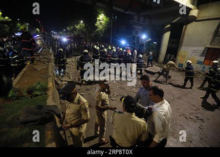 (190314) -- MUMBAI, 14 marzo 2019 () -- gli ufficiali dei vigili del fuoco liberano detriti dopo che una passerella è crollata fuori dalla stazione ferroviaria Chhatrapati Shivaji Maharaj Terminus (CSMT) a Mumbai, India, il 14 marzo 2019. Almeno cinque persone sono state uccise e più di 30 altre ferite giovedì sera dopo il crollo di una passerella a Mumbai, ha detto la polizia. () INDIA-MUMBAI-FOOTBRIDGE-COLLAPSE Xinhua PUBLICATIONxNOTxINxCHN Foto Stock