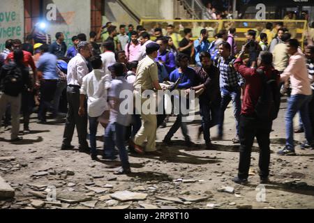 (190314) -- MUMBAI, 14 marzo 2019 () -- una persona ferita viene trasferita in ambulanza dopo che una passerella è crollata fuori dalla stazione ferroviaria Chhatrapati Shivaji Maharaj Terminus (CSMT) a Mumbai, India, il 14 marzo 2019. Almeno cinque persone sono state uccise e più di 30 altre ferite giovedì sera dopo il crollo di una passerella a Mumbai, ha detto la polizia. () INDIA-MUMBAI-FOOTBRIDGE-COLLAPSE Xinhua PUBLICATIONxNOTxINxCHN Foto Stock