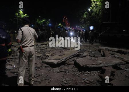 (190314) -- MUMBAI, 14 marzo 2019 () -- gli ufficiali dei vigili del fuoco liberano detriti dopo che una passerella è crollata fuori dalla stazione ferroviaria Chhatrapati Shivaji Maharaj Terminus (CSMT) a Mumbai, India, il 14 marzo 2019. Almeno cinque persone sono state uccise e più di 30 altre ferite giovedì sera dopo il crollo di una passerella a Mumbai, ha detto la polizia. () INDIA-MUMBAI-FOOTBRIDGE-COLLAPSE Xinhua PUBLICATIONxNOTxINxCHN Foto Stock