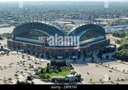 Milwaukee, Stati Uniti. 3 settembre 2023. Una foto aerea realizzata con un drone mostra l'American Family Field prima dell'inizio della partita di baseball della Major League tra i Philadelphia Phillies e i Milwaukee Brewers a Milwaukee, Wisconsin, domenica 3 settembre 2023. I Phillies sconfissero i Brewers 4-2. Foto di Tannen Maury/UPI Credit: UPI/Alamy Live News Foto Stock