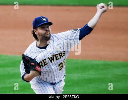 Milwaukee, Stati Uniti. 3 settembre 2023. Il lanciatore di soccorso dei Milwaukee Brewers Andrew Chafin lancia contro i Philadelphia Phillies nell'ottavo inning della loro partita di baseball all'American Family Field di Milwaukee, Wisconsin, domenica 3 settembre 2023. I Phillies sconfissero i Brewers 4-2. Foto di Tannen Maury/UPI Credit: UPI/Alamy Live News Foto Stock