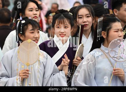 (190317) -- PECHINO, 17 marzo 2019 (Xinhua) -- le donne che indossano costumi tradizionali visitano il Wuhan Garden Expo Park a Wuhan, nella provincia di Hubei, nella Cina centrale, il 16 marzo 2019. (Xinhua/Cheng min) XINHUA FOTO DEL GIORNO PUBLICATIONxNOTxINxCHN Foto Stock