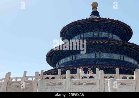 (190317) -- PECHINO, 17 marzo 2019 -- foto scattata con un telefono cellulare mostra i turisti che visitano il Tempio del cielo a Pechino, capitale della Cina, 16 marzo 2019. ) (BeijingCandid)CHINA-BEIJING-SPRING-PARKS ZhangxHaofu PUBLICATIONxNOTxINxCHN Foto Stock