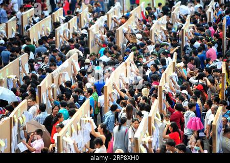 News Themen der Woche KW11 News Bilder des Tages 190317 -- BANGKOK, 17 marzo 2019 -- le persone leggono informazioni sui candidati in un'area di sondaggi nella provincia di Samut Prakan, alla periferia di Bangkok, Thailandia, 17 marzo 2019. Una media dell'affluenza alle urne del 75% è stata segnalata nel voto anticipato di domenica per le elezioni generali in Thailandia, ha detto un alto funzionario della commissione elettorale. THAILANDIA-BANGKOK-ELEZIONI GENERALI-VOTO ANTICIPATO RACHENXSAGEAMSAK PUBLICATIONXNOTXINXCHN Foto Stock