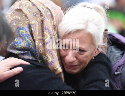 (190318) -- PECHINO, 18 marzo 2019 (Xinhua) -- le persone si abbracciano mentre rendono omaggio alle vittime degli attacchi delle moschee a Christchurch, nuova Zelanda, 17 marzo 2019. (Xinhua/Guo lei) XINHUA FOTO DEL GIORNO PUBLICATIONxNOTxINxCHN Foto Stock