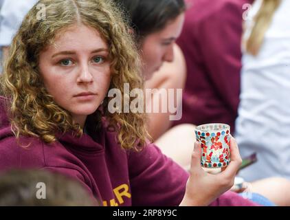 (190318) -- CHRISTCHURCH, 18 marzo 2019 (Xinhua) -- Uno studente tiene una candela durante una cerimonia di lutto vicino al sito dell'attacco a Christchurch, nuova Zelanda, 18 marzo 2019. Studenti e facoltà dell'Università di Canterbury e delle scuole medie locali hanno partecipato a diverse cerimonie per piangere le vittime degli attacchi del venerdì a Christchurch. (Xinhua/Guo lei) NEW ZEALAND-CHRISTCHURCH-STUDENTS-LUTTO PUBLICATIONxNOTxINxCHN Foto Stock