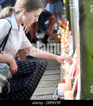 (190318) -- CHRISTCHURCH, 18 marzo 2019 (Xinhua) -- Uno studente accende le candele durante una cerimonia di lutto vicino al sito dell'attacco a Christchurch, nuova Zelanda, 18 marzo 2019. Studenti e facoltà dell'Università di Canterbury e delle scuole medie locali hanno partecipato a diverse cerimonie per piangere le vittime degli attacchi del venerdì a Christchurch. (Xinhua/Guo lei) NEW ZEALAND-CHRISTCHURCH-STUDENTS-LUTTO PUBLICATIONxNOTxINxCHN Foto Stock