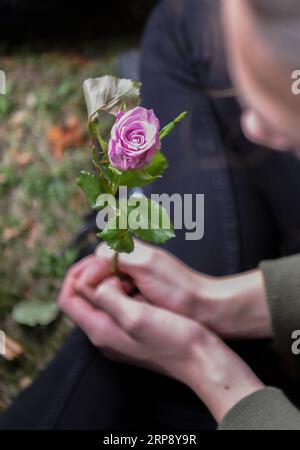 (190318) -- CHRISTCHURCH, 18 marzo 2019 (Xinhua) -- Un partecipante tiene un fiore durante una cerimonia di lutto all'Università di Canterbury a Christchurch, nuova Zelanda, 18 marzo 2019. Studenti e facoltà dell'Università di Canterbury e delle scuole medie locali hanno partecipato a diverse cerimonie per piangere le vittime degli attacchi del venerdì a Christchurch. (Xinhua/Guo lei) NEW ZEALAND-CHRISTCHURCH-STUDENTS-LUTTO PUBLICATIONxNOTxINxCHN Foto Stock