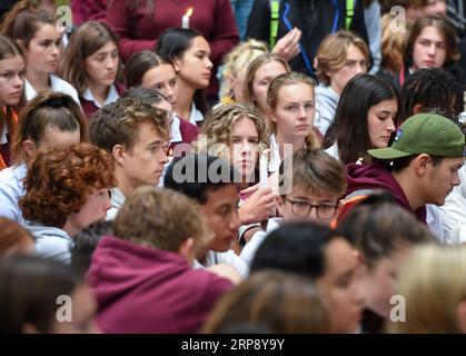 (190318) -- CHRISTCHURCH, 18 marzo 2019 (Xinhua) -- gli studenti sono visti vittime in lutto durante una cerimonia di lutto vicino al sito dell'attacco a Christchurch, nuova Zelanda, 18 marzo 2019. Studenti e facoltà dell'Università di Canterbury e delle scuole medie locali hanno partecipato a diverse cerimonie per piangere le vittime degli attacchi del venerdì a Christchurch. (Xinhua/Guo lei) NEW ZEALAND-CHRISTCHURCH-STUDENTS-LUTTO PUBLICATIONxNOTxINxCHN Foto Stock