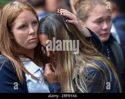 (190318) -- CHRISTCHURCH, 18 marzo 2019 (Xinhua) -- gli studenti si consolano a vicenda durante una cerimonia di lutto vicino al sito dell'attacco a Christchurch, nuova Zelanda, 18 marzo 2019. Studenti e facoltà dell'Università di Canterbury e delle scuole medie locali hanno partecipato a diverse cerimonie per piangere le vittime degli attacchi del venerdì a Christchurch. (Xinhua/Guo lei) NEW ZEALAND-CHRISTCHURCH-STUDENTS-LUTTO PUBLICATIONxNOTxINxCHN Foto Stock