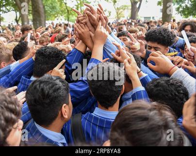 (190318) -- CHRISTCHURCH, 18 marzo 2019 (Xinhua) -- gli studenti si tengono per mano per mostrare unità durante una cerimonia di lutto vicino al sito dell'attacco a Christchurch, nuova Zelanda, 18 marzo 2019. Studenti e facoltà dell'Università di Canterbury e delle scuole medie locali hanno partecipato a diverse cerimonie per piangere le vittime degli attacchi del venerdì a Christchurch. (Xinhua/Guo lei) NEW ZEALAND-CHRISTCHURCH-STUDENTS-LUTTO PUBLICATIONxNOTxINxCHN Foto Stock